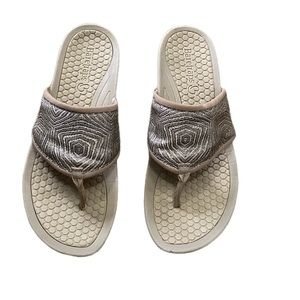 BareTraps Women's Dasie Platform Sandal Thong Flip Flop‎ Gold Shoe Size 8M
